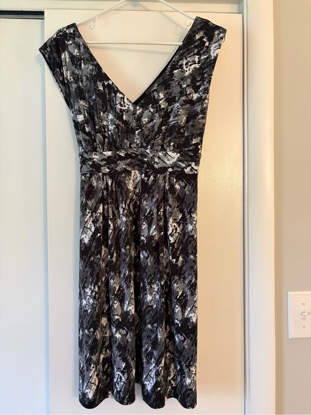 Black & White V-Neck Cap-Sleeve Gathered Waist Dress